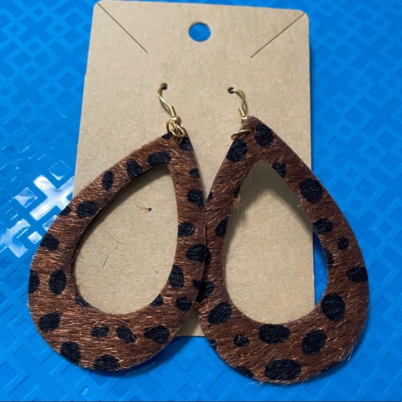 Textured Faux Fur Cat Spotted Print Earrings - Picture 4 of 5